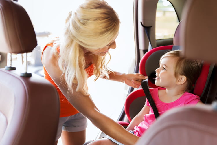 l'enfant en voiture : quel âge pour un rehausseur ou un siège auto ?