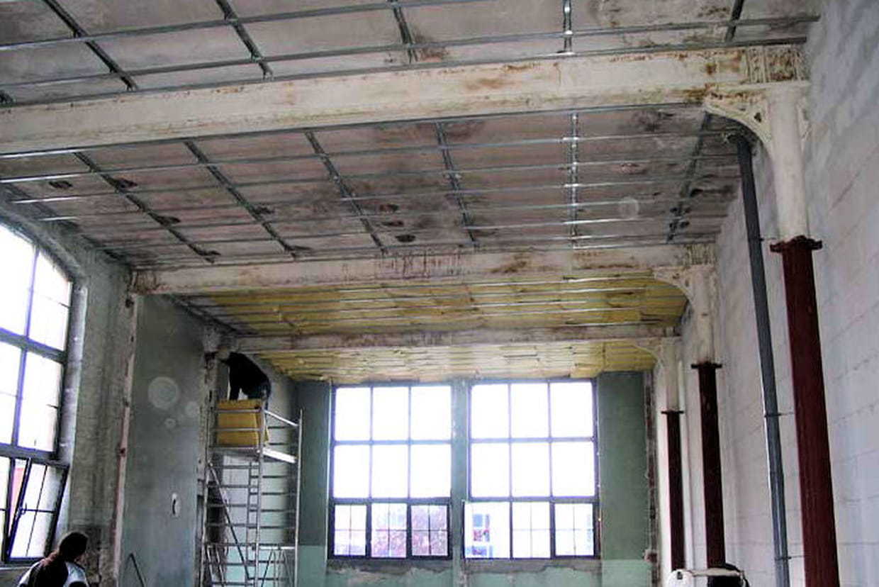 Installation de rails pour l'isolation