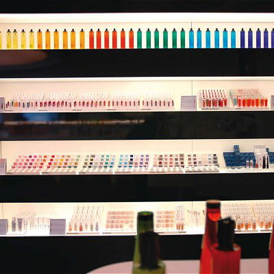 au shu uemura, on trouve ombres à paupières, blushs, mascaras, vernis à ongles