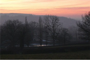 le coucher de soleil donne cet aspect flamboyant derrière les montagnes.