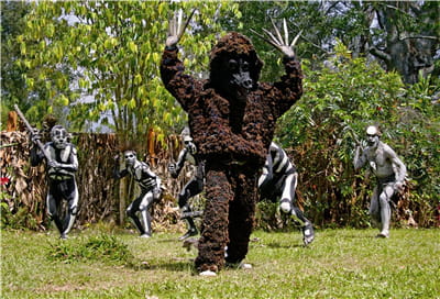 l'esprit perfide, au centre, déploie ses griffes acérées en canne de bambou