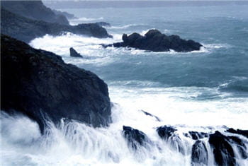 la mer laisse éclater sa colère.