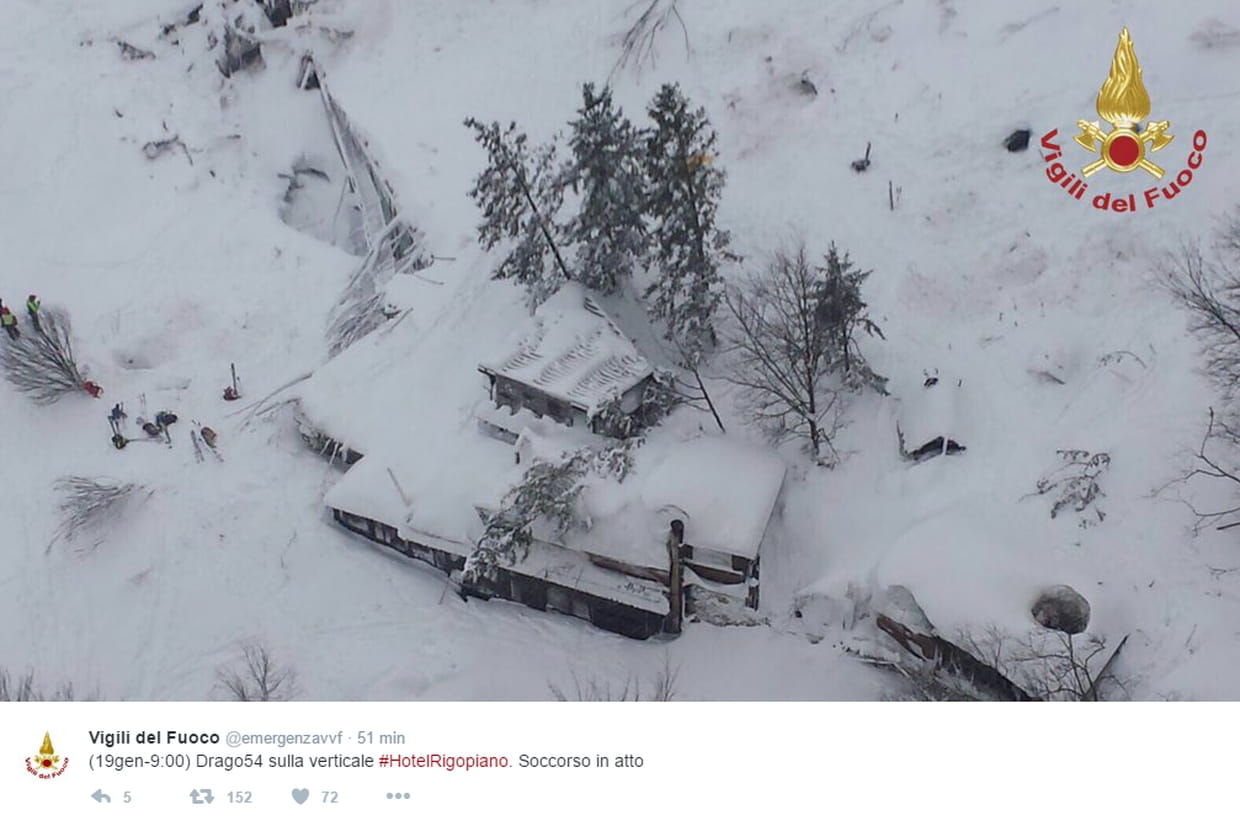 Un hôtel frappé par une avalanche meurtrière — Italie
