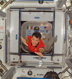 a bord de l'iss, la gravité ne s'applique pas.