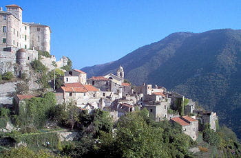 l'histoire des villes abandonnées. ici, baslestrino, en italie.