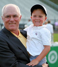 kyle lograsso (ici avec le président du tournoi us kids golf) a perdu un oeil à