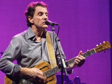 francis cabrel lors d'un concert organisé en 2008 au forest festival de