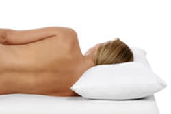 femme sur un oreiller ergonomique