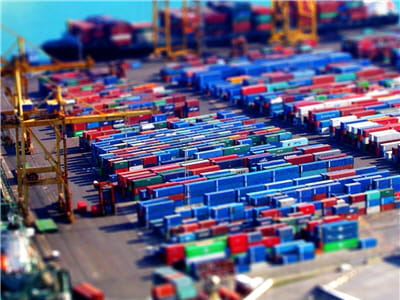 un port miniature façon jouet en plastique.