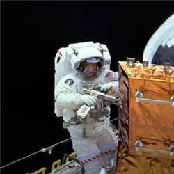 sortie dans l'espace pour réparer ou équiper l'iss de nouveaux outils.