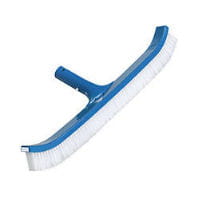la brosse permet de nettoyer les dépôts sur les parois et au fond de la piscine.