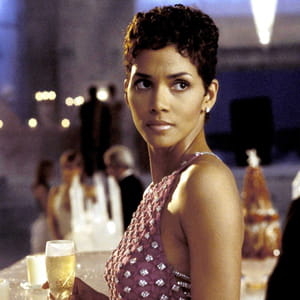 halle berry dans 'meurs un autre jour' en 2002