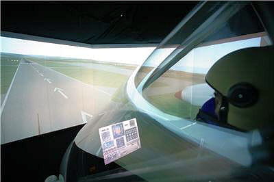 bertrand piccard est dans le simulateur de vol de solar impulse.