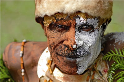 des visages amicaux sourient derrière les splendides peintures appliquées pour