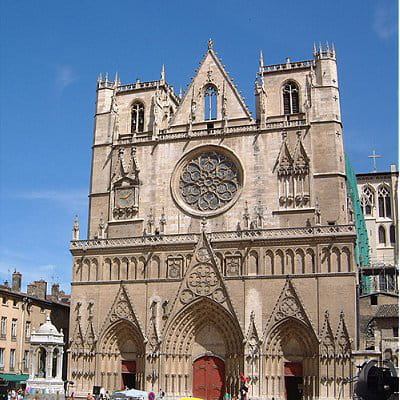 la primatiale saint-jean-baptiste, un des monuments religieux les plus