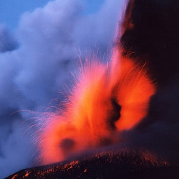 une éruption volcanique de l'etna.