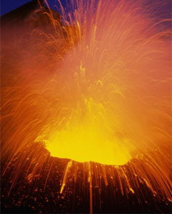 quand l'etna est en éruption, mieux vaut ne pas se trouver trop près !