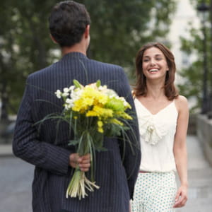 un bouquet de fleurs simple et fragiles suffit pour un premier rendez-vous.