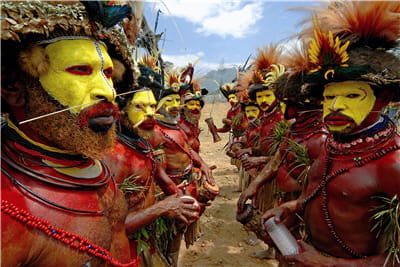 hommes d'une même tribu se faisant face pour la cérémonie.