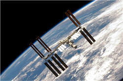 les navettes qui viennent à l'iss sont des sources de débris.