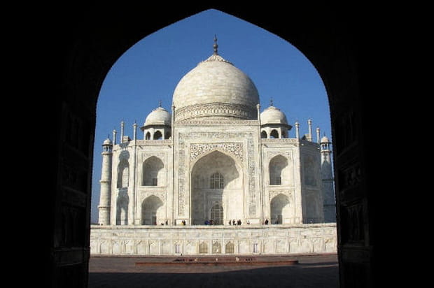 Géant blanc en lévitation