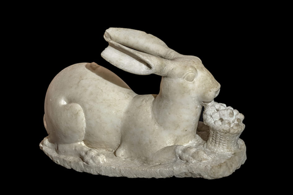 Statue de lapin le long de la rue du V&eacute;suve