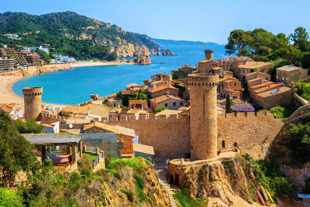 Tossa de mar, le "paradis bleu" et familial de la Costa Brava