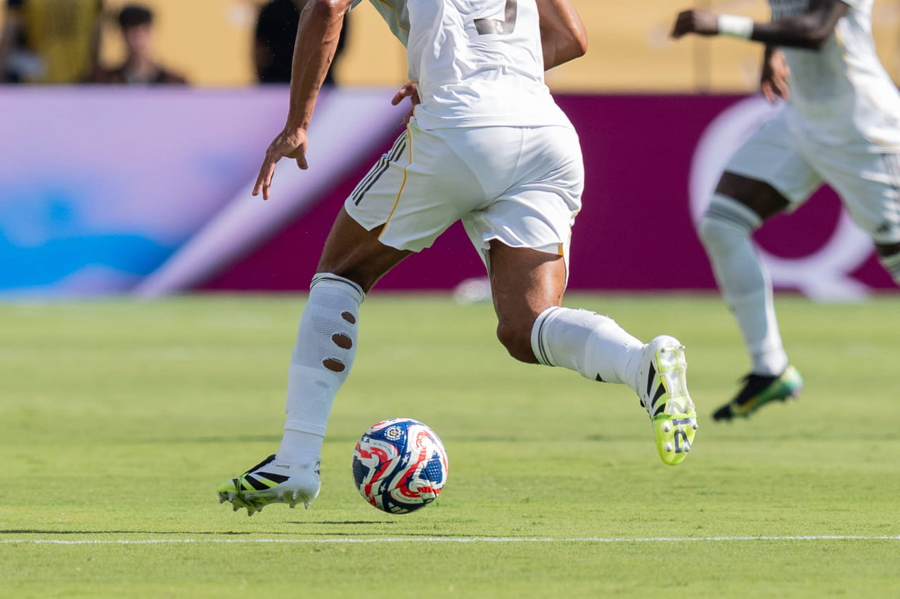 C'est une pratique courante chez les footballeurs, voici pourquoi il y a des trous derrière les chaussettes