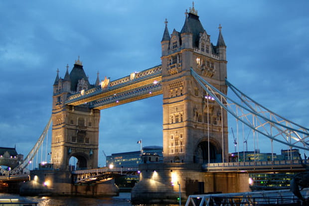 Le néo gothique Tower Bridge à Londres