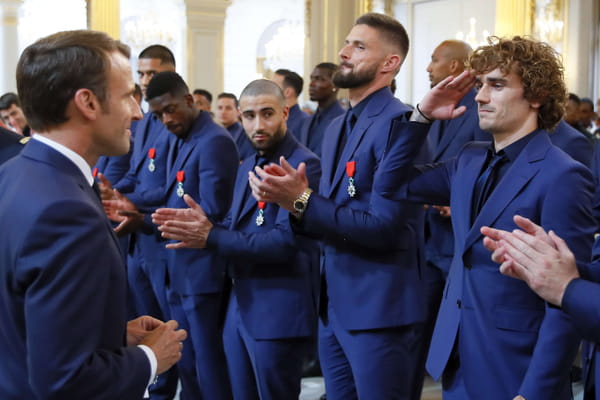 Salut militaire d'Antoine Griezmann à Emmanuel Macron lors de la remise de la Légion d'honneur aux Bleus à l'Elysée le 4 juin dernier.