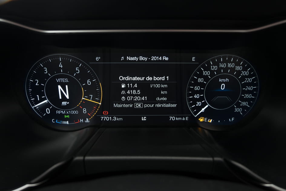 Zoom sur l'instrumentation num&eacute;rique de la Mustang Bullitt