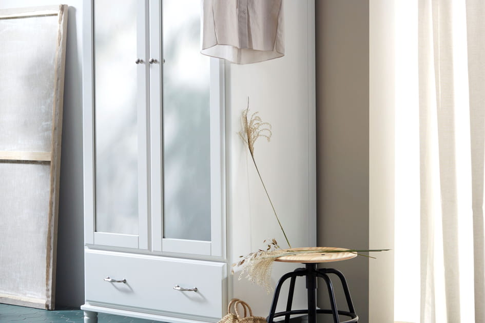 Une armoire avec miroir et tiroir