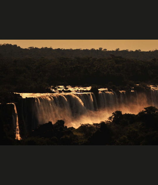 Les chutes d'Igua&ccedil;u, Argentine, Br&eacute;sil et Paraguay