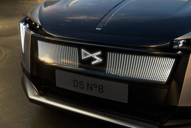 DS n°8 : une calandre éclairée et raffinée