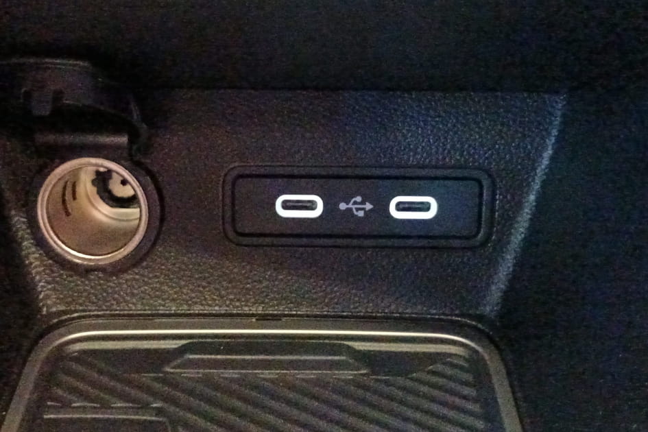 Chargeur &agrave; induction et prises USB, la Renault 5&nbsp;de 2024&nbsp;s'adapte aux besoins quotidiens