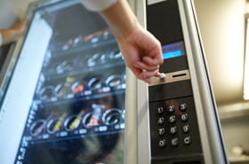 Coca-Cola lance des &quot;distributeurs invers&eacute;s&quot;&nbsp;: ils donnent de la monnaie et &quot;feront bient&ocirc;t partie de la vie quotidienne&quot;