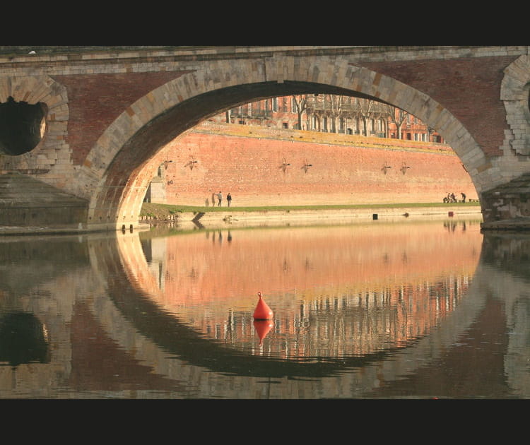 Sous le pont en arc de la &quot;Ville rose&quot;