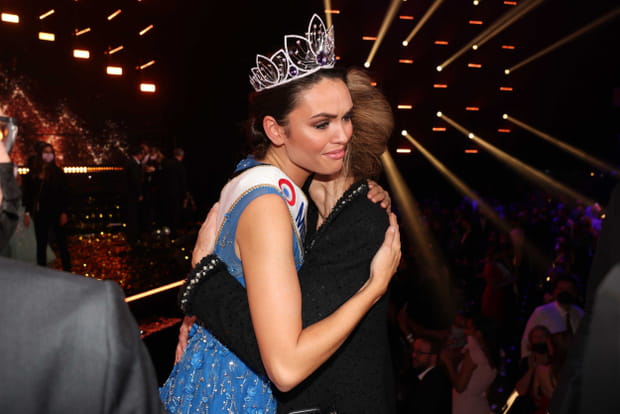 Sa mère la félicite en coulisses après sa victoire