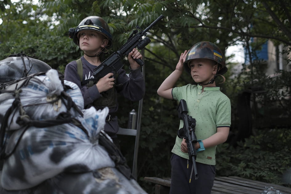 Des enfants avec des armes