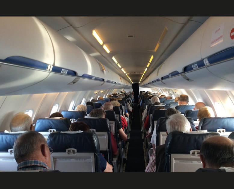 Hyst&eacute;rique, il tente d'ouvrir les portes de l'avion