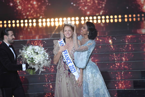 Amandine Petit en larmes lors de son couronnement