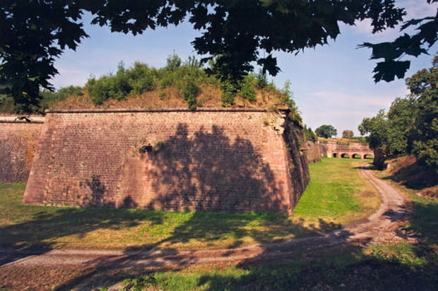 Des remparts entourent la ville