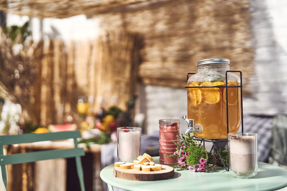 Une fontaine &agrave; boisson pour servir la citronnade ou le th&eacute; glac&eacute;