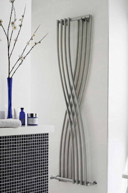 Un radiateur chrom&eacute;