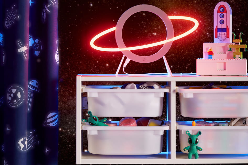 Une simple lampe donne le ton dans la chambre d'enfant