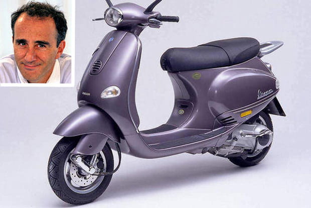 Elie Semoun roule en Vespa