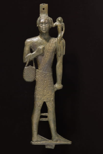 Porteur d'offrandes kouchite avec un singe sur l'&eacute;paule
