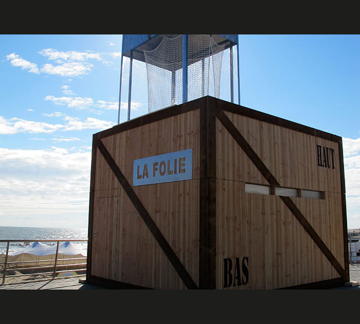 Dans une caisse de cargo face &agrave; la mer