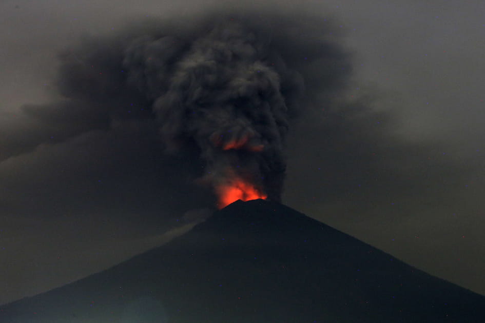 Le mont Agung en &eacute;ruption
