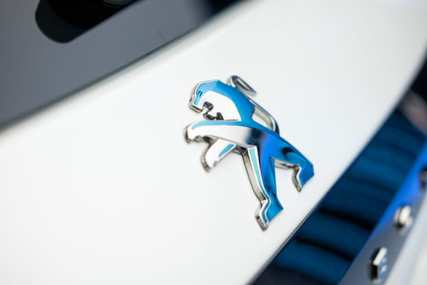 Autre vue du logo Peugeot dichroïque sur la e-208
